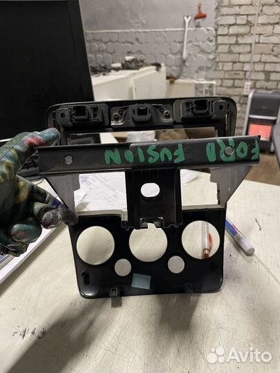 Консоль центральная на торпедо Fusion 2002-2012