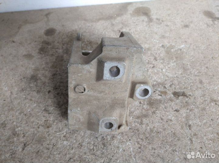 Кронштейн опоры двигателя Mitsubishi Lancer CY