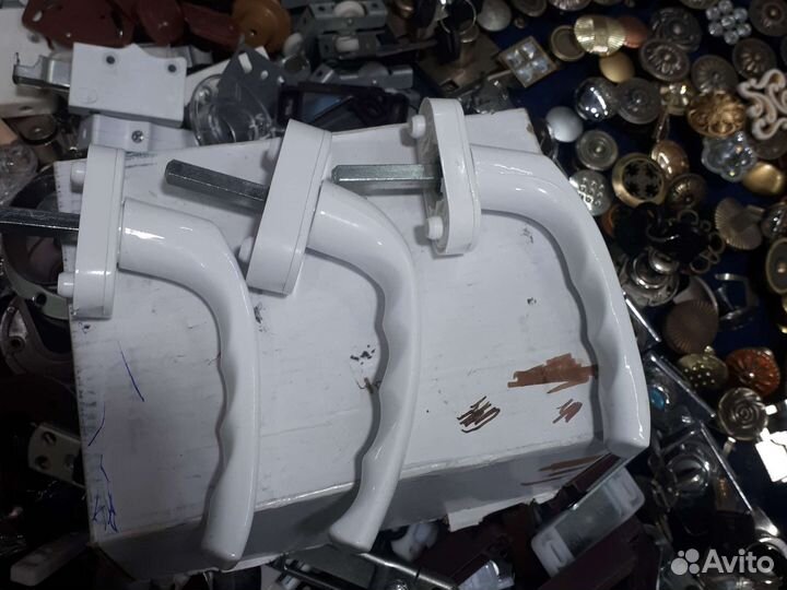 Пластиковые петли,ручки,ограничители для окон,углы