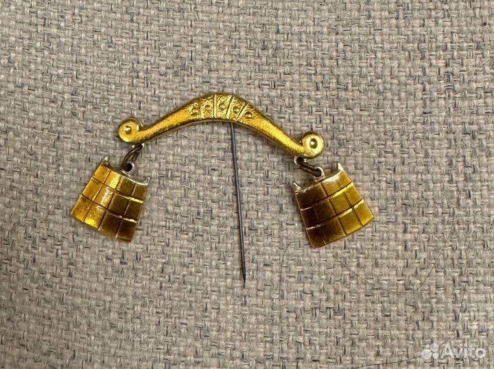 Брошь, значок СССР коромысло с ведрами на игле