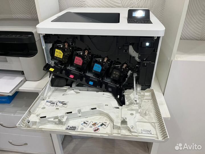 Цветной принтер HP color laserjet enterprise m552