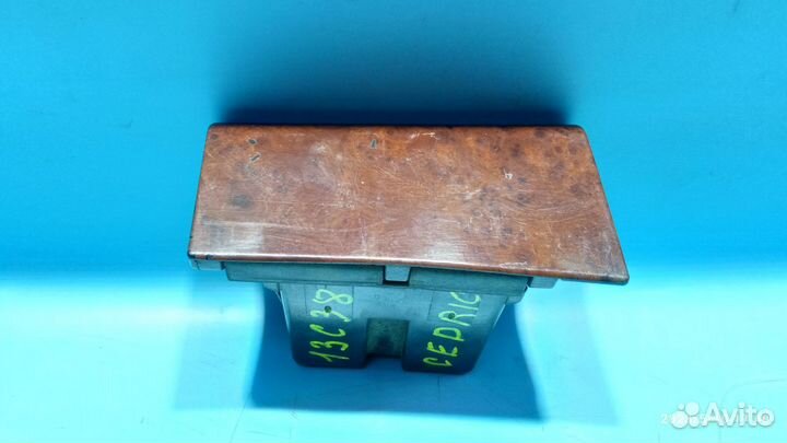 Пепельница для Nissan Cedric Y31