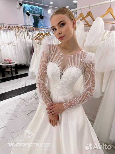 Свадебное платье с атласной юбкой