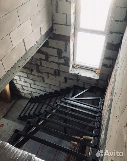 Сварной Каркас Лестницы на Ломанном Косоуре на Вто