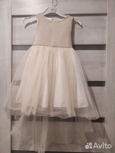 Продам нарядное платье для девочки
