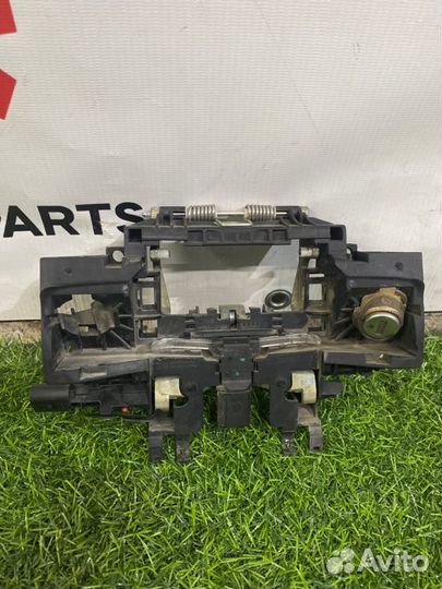 Кронштейн ручки двери передний левый Audi A8 D3