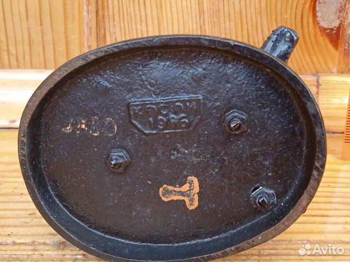 Мальчик кормит голубей. Касли,1986 г