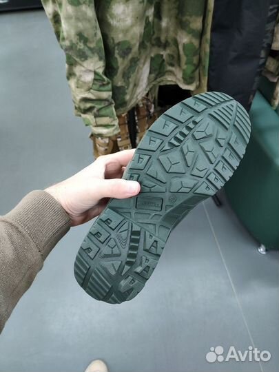 Трекинговые ботинки средние