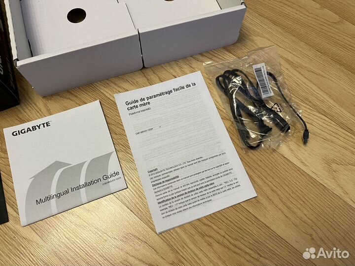 Коробка и аксессуары от Gigabyte Z490 Gaming X AX