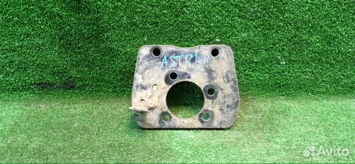 Щиток тормозного механизма задний правый Opel