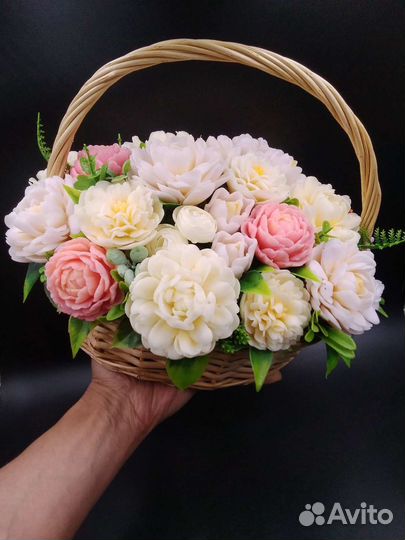 Букет в корзине с цветами из мыла
