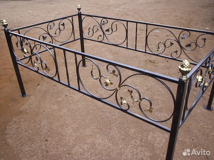 Оградка на кладбище