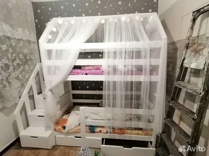 Двухъярусная кровать домик с матрасами