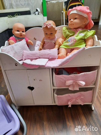 Детская кроватка с игрушками