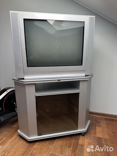 Телевизор Samsung и Тумба под телевизор