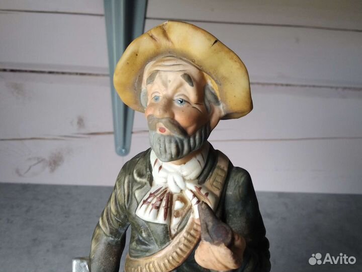 Старинная фарфоровая статуэтка охотник