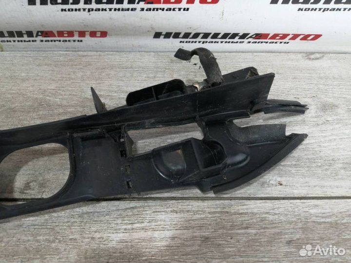 Накладка петли капота правая Ford Focus 2 1.6 2008