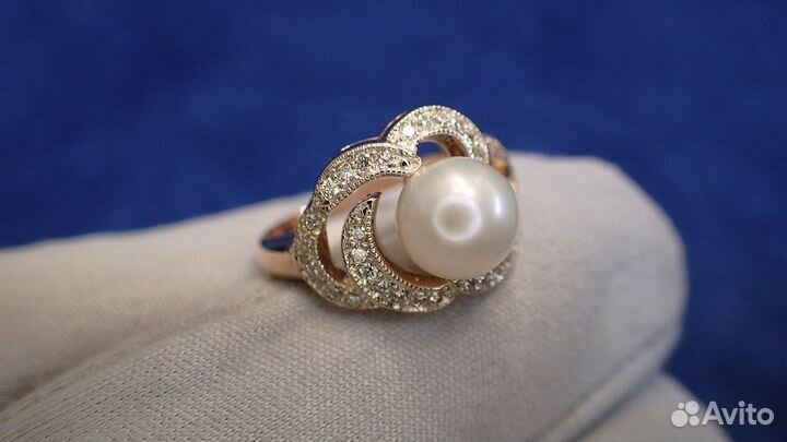 Золотое кольцо с бриллиантами и жемчугом