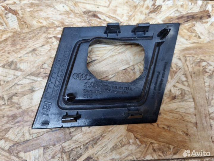 Кронштейн форсунки омывателя правый Audi Q8 4MN С