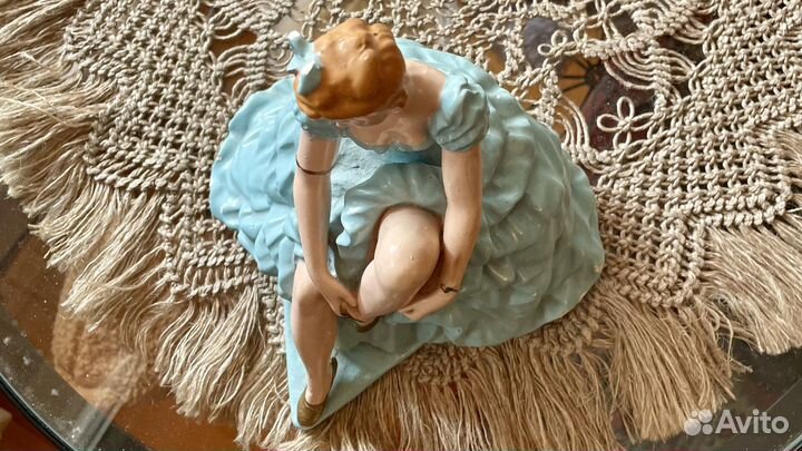 Фарфоровая статуэтка Балерина завязывает пуанту