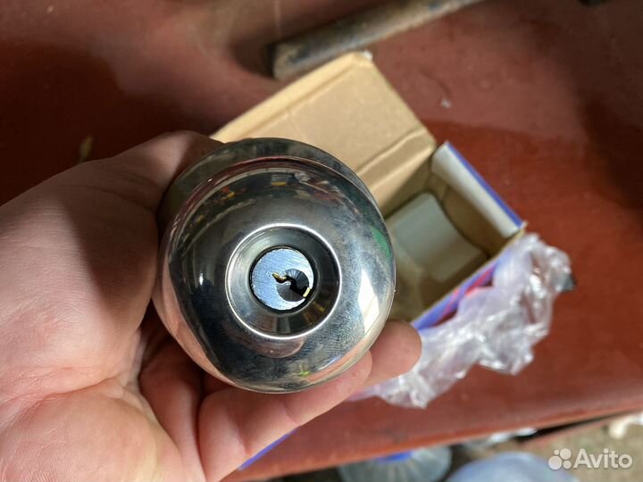 Дверная ручка с замком