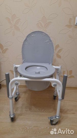 Продам кресло инвалидное с санитарным оснащением