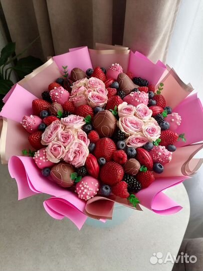 Съедобные букеты из клубники. Подарок