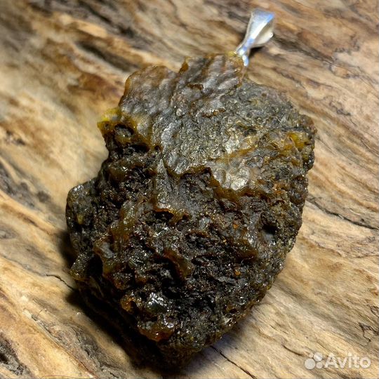 Кулон из дикого янтаря
