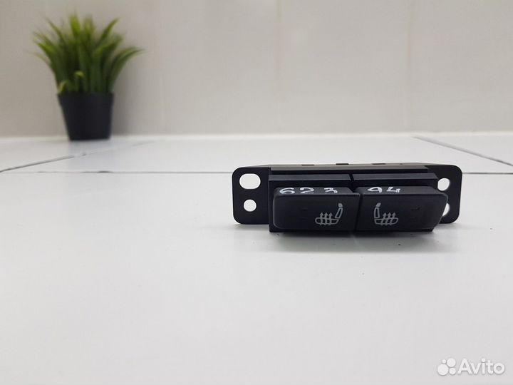 Кнопка обогрева сидений (Geely Coolray)