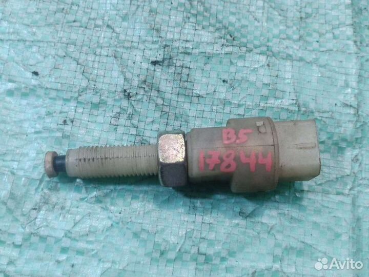 Концевик педали тормоза Volkswagen Passat B5