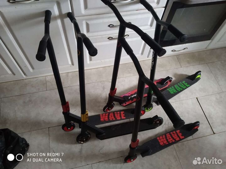 Прочный красно-чёрный трюковой самокат новый