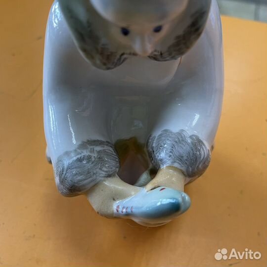 Фарфоровая статуэтка рыбака с рыбкой