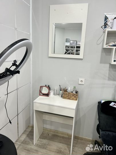 Стол с зеркалом