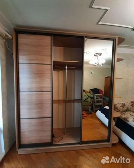 Шкаф-купе с зеркальными дверями