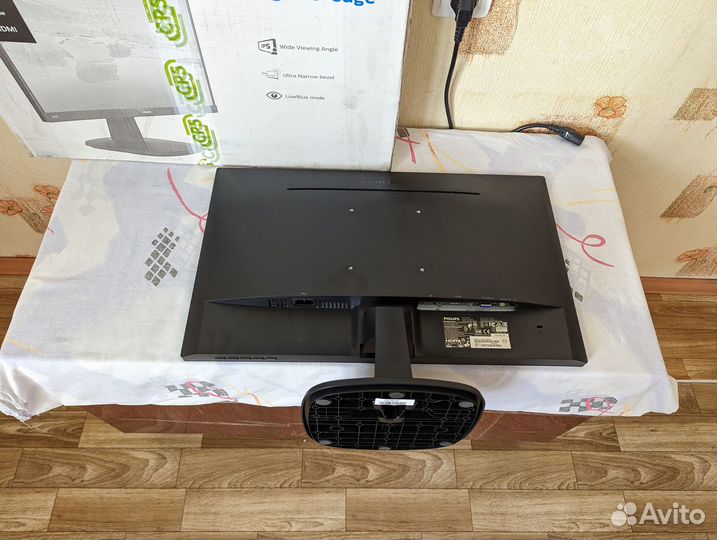 Philips 24 дюйма IPS безрамочный с колонками