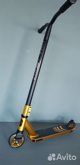 Самокат трюковой цвет золотой