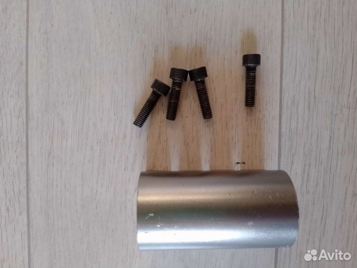 Зажим для трюкового самоката