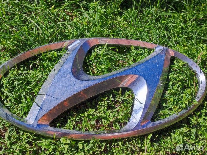 Эмблема hyundai серебристая