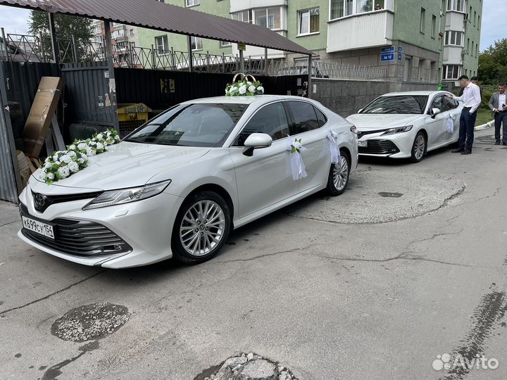 Свадебные украшения на машину, белые розы кольца