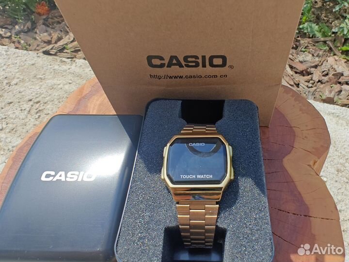 Часы Casio сенсорные, золотые