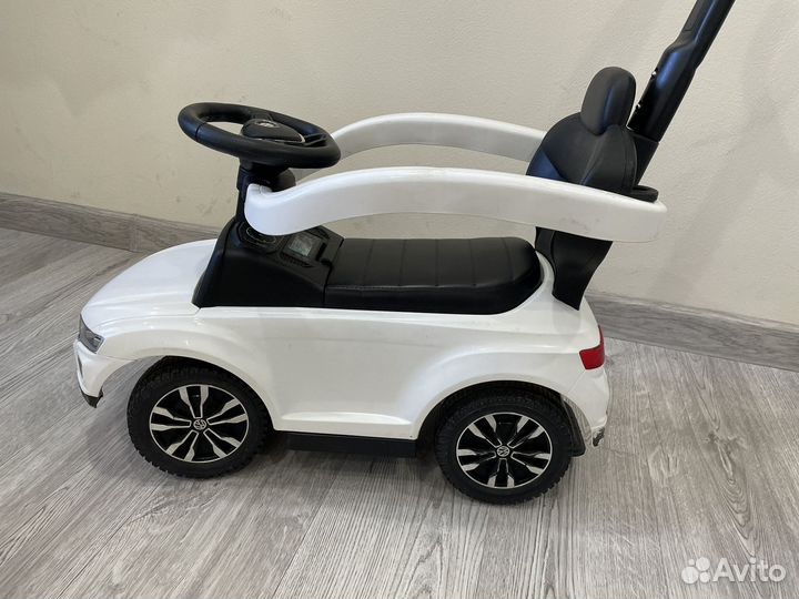 Машинка каталка толокар с ручкой