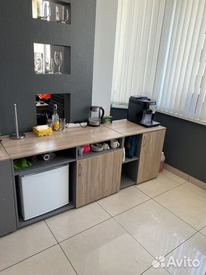 Тумбы и холодильник