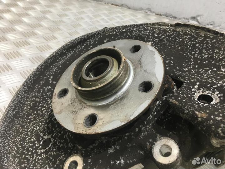 Кулак задний левый Audi A6 C7 8R0505431F