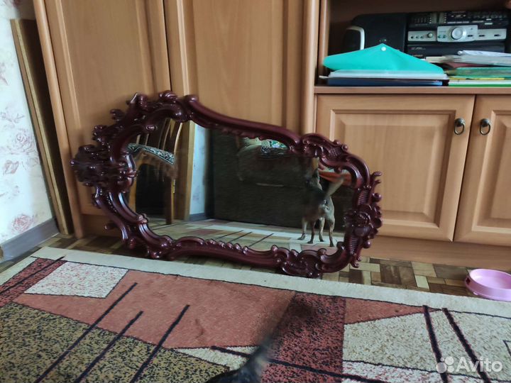 Зеркало в деревянной раме