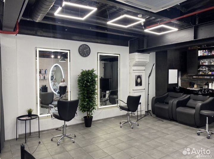 Визажист бровист