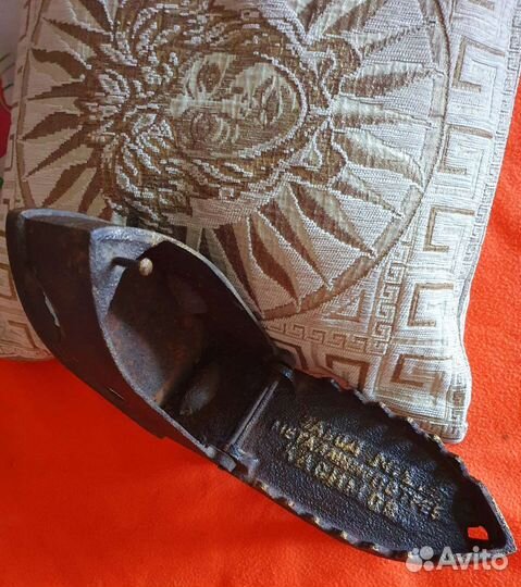 Старинный угольный утюг