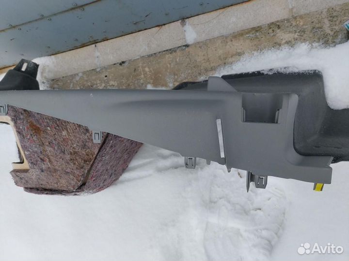 Обшивка багажника правая Toyota Prius 2 NHW20