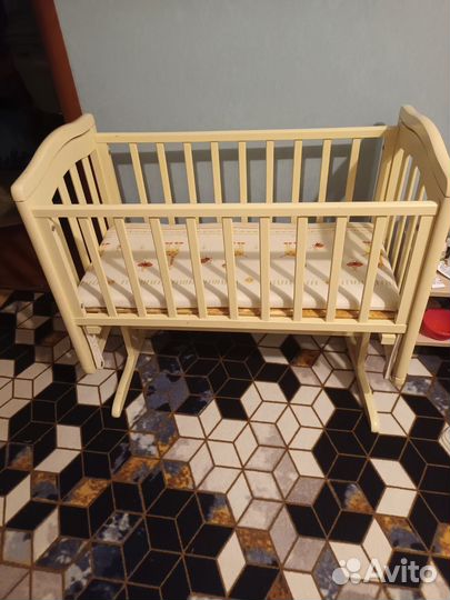Детская кроватка с маятником