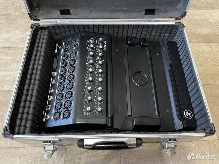 Микшерный пульт Mackie DL1608