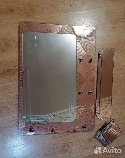 Зеркало с полкой